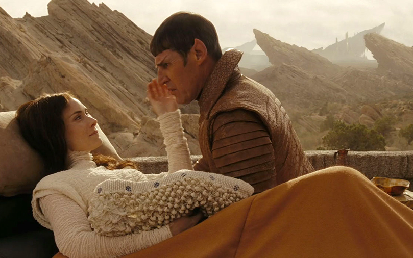 El padre vulcano y la madre terrícola de Spock en la superficie del planeta Vulcano
