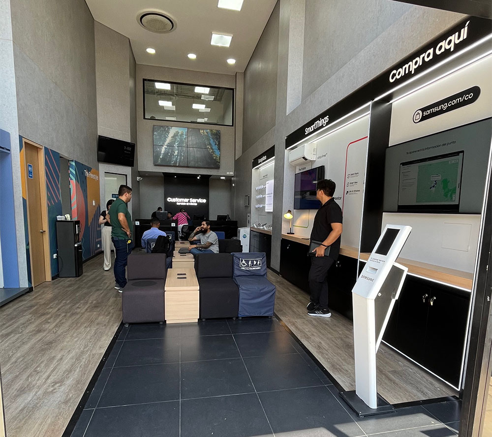 Interior de la Casa Samsung en Cali, mostrando el área de exhibición de productos.